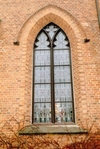Fönster i exteriören på Trollhättans kyrka.