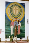 Halvorsgårdens altartextil från 1979 i salen.