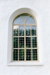 Fönster i exteriören på Väne-Åsakas kyrka