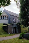 Gravkapellet byggdes 1952, ritat av arkitekt Adolf Niklasson, och kläddes med tuktad sten likt kyrkan.