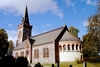 Gärdhems kyrka har en rundad korabsid och likadana portaler på tre sidor.
