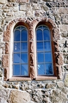 Fönster i exteriören på Gärdhems kyrka.
