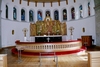 Altarområdet i Gärdhems kyrka med altaruppsats från 1950.