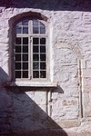 Kälvene kyrka exteriör fönster och igensatt medeltida sydportal till långhuset. Negnr 01/278:25a