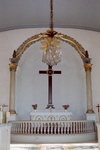 Broddetorps kyrka interiör altare, altarprydnad och altarring. Negnr 01/283:11a