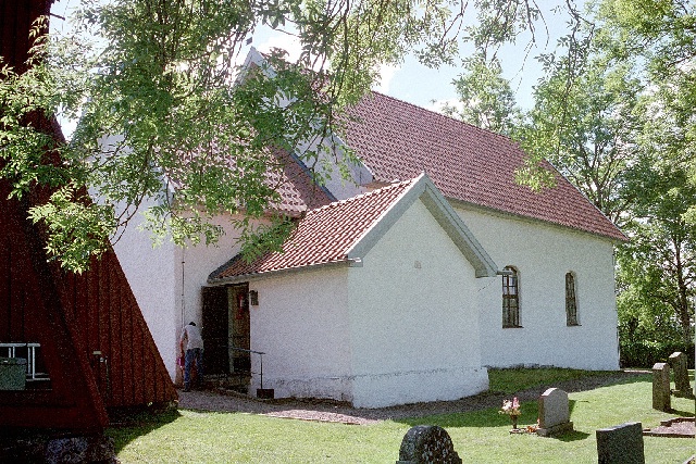 Vårkumla kyrka exteriör nordostvy med kor, sakristia och långhus. Negnr 01/274:7a