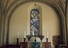 Gudhems kyrka interiör kor med altare och korfönster med glasmosaik