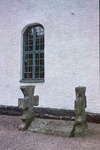 Kinneveds kyrka exteriör fönster och äldre gravvård. Negnr 01/274:23a