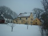 Lilla Kyrkebys i Hejnum, från gårdssidan, i vinterskrud.
