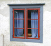 Petes i Hablingbo. Ett av manbyggnadens nyrestaurerade fönster.