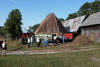 Traditionell täckating vid Verkegards. Tröskvandringen får nytt agtäckt pyramidtak under festliga former.