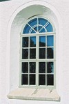 Ett av kyrkans fönster.