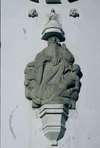 Detalj av Trefaldighetskyrkans gavelparti; en granitskulptur av Christian Eriksson, Stockholm, föreställande Gud fader som skapar Adam. 
