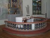 Interiör, altarring och framskjutet altare.