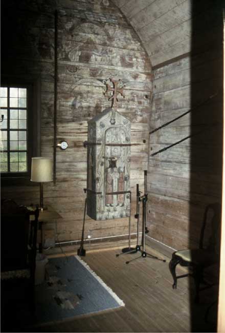 Sakristian, det medeltida koret med målningar från 1480-90.