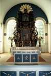 Interiör, altare och altaruppsats.