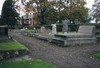 Kyrkogårdens äldsta del, söder om kyrkan, med grustäckta gravar. 