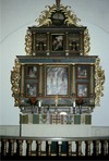 Altare och altaruppsats.