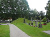 Jämshögs kyrkogård den södra delen. I bakgrunden syns gamla prästgården.