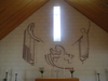 Olofströms kyrka, korvägg med relief i metall med motivet ”Jesus välsignar barnen”. konstnär Stefan Thorén.