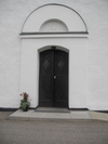 Mjällby kyrka, porten till ingången i väster.