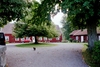 Några kilometer söder om Västra Tunhems kyrka ligger prästgården som Linné ansåg vara den vackraste han sett efter ett besök 1746.