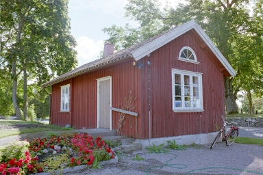 Den gamla sockenstugan vid Vänersnäs kyrka.