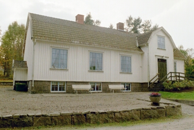 Församlingshemmet ligger sydväst om Vassända-Naglums kyrka.