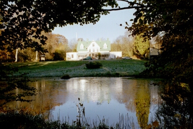 Björkås gård donerade marken som Vargöns kyrka byggdes på. Manbyggnaden ligger nordväst om kyrkan.