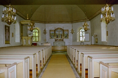Vänersnäs kyrka, vy mot koret i öster. Interiören nytillverkades efter branden 1941.