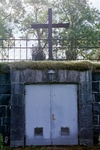 Under ceremoniplatsen på Västra Tunhems kyrkogård är inreddes ett bårhus 1938
