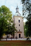 Vänersborgs kyrka sedd från stadsparken Plantaget i väster. Tornhuven fick sitt utseende 1867.