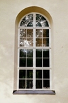 Vänersborgs kyrka, fönster i långhusets exteriör.