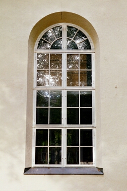 Vänersborgs kyrka, fönster i långhusets exteriör.