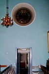 Vänersborgs kyrka, sakristians dörr och det norra runda fönstret från 1925 med glasmålning från korfönstren som sattes in 1902.