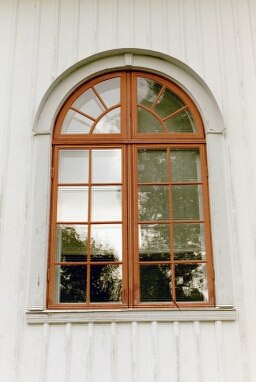 Väne-Ryrs kyrka, fönster i exteriören.