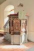Predikstolen i polykromt bemålad ek från 1600-talet