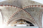 Rester av medeltida kalkmålningar i kyrkans västra valvtravéer