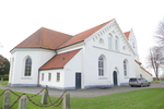 Ivetofta kyrka. Den lägre byggnaden med pulpettak byggdes på 1950-talet och rymmer sakristia.