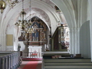 Predikstolen i Gualövs kyrka finns på södra sidan om triumfbågen och dopfunten står vid dess norra sida. I absiden är altaruppsatsen från år 1704 placerat på det medeltida blockaltararet.