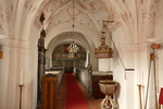 Kyrkorummets västra del med orgelläktaren i Gualövs kyrka. Läktarfronten flyttades från en sydlig läktare vilken revs när långhuset förlängdes västerut. Målningarna som utgör läktarbarriären är från 1751.
