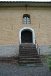 Den västra fasaden har en hög trappa. Den ingång som används idag finns på byggnadens norra gavel
