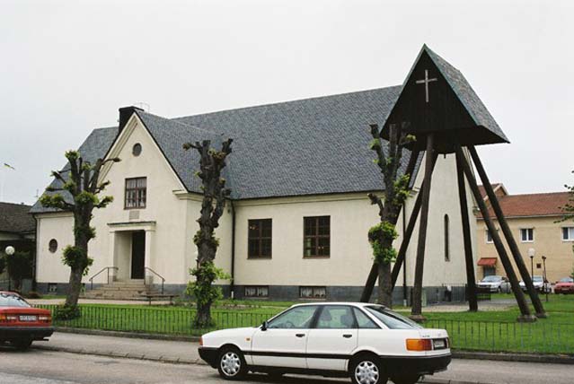 Melleruds kapell och församlingshem med klockstapeln från söder.