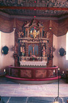 Altaret med altaruppsättning.