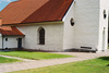 Del av kyrkans norra fasad med entrén till sakristian.