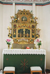 Altaret med altaruppsatsen.