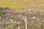 Flygbild över Fjärdsjömåla med Flymens kyrkoanläggning, tagen från söder.