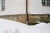 Återanvända sandstenskvadrar från Hällstads gamla kyrka i korets sockel. Neg.nr. B963_006:08. JPG. 