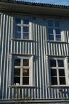 Byggnaden har bevarade äldre fönster med hörnbeslag