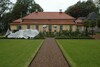 Vinsarps herrgård, mangårdsbyggnadens fasad mot Ätran, här har en barockinspirerad trädgård anlagts på senare år.